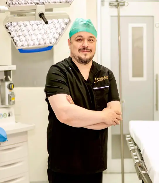 Dr. Jorge Borunda en quirófano equipado para cirugía plástica en Chihuahua