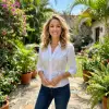 Retrato de Claudia G., mostrando su satisfacción tras una reducción de busto.